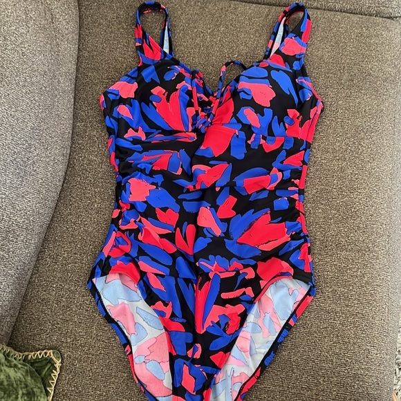 Aqua Green Cinch
Front One Piece Swimsuit
Medium Multicolor Size 8 - Picture 2 of 14